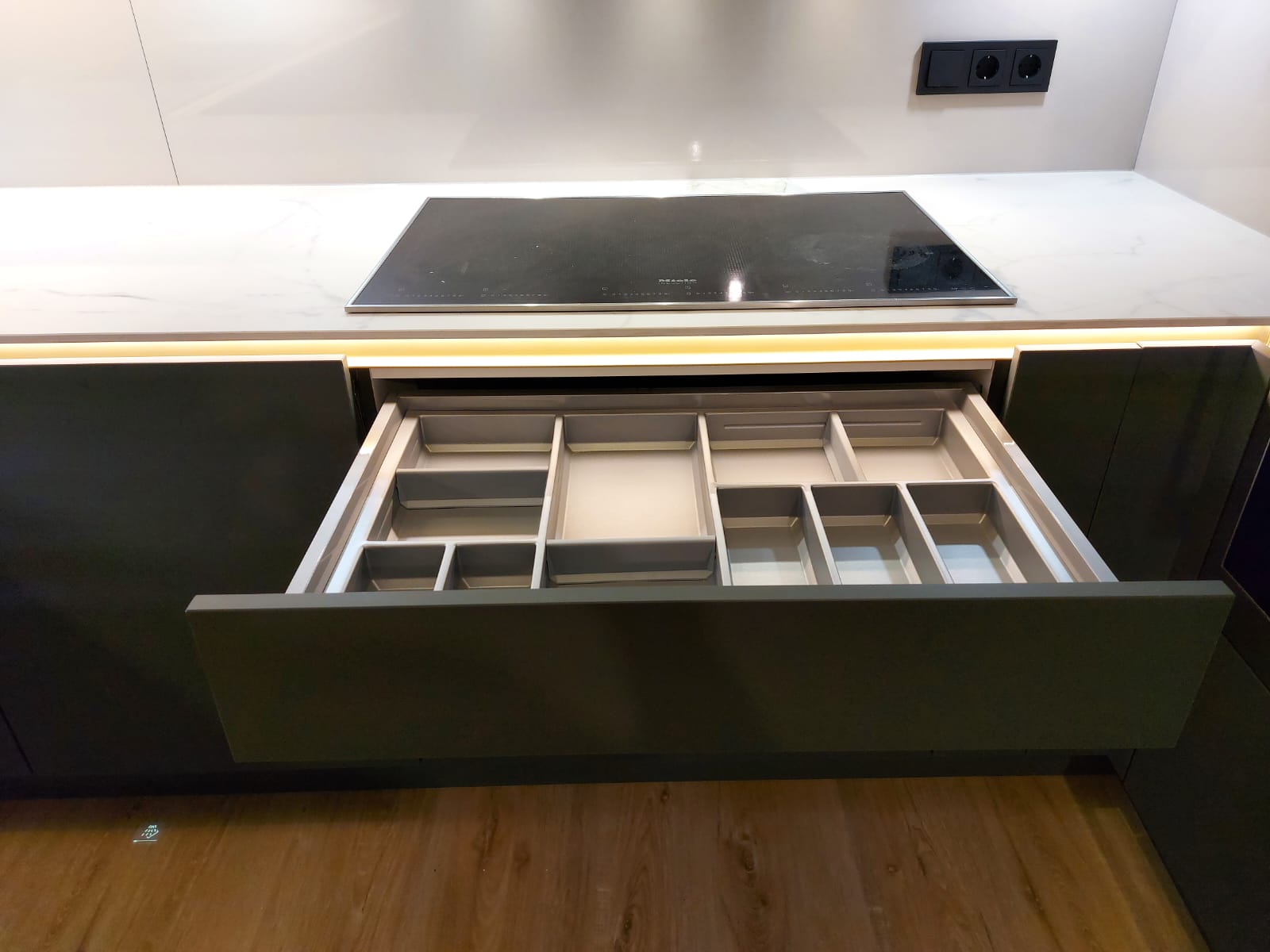 Schublade unter Kochfeld mit Besteckeinsatz