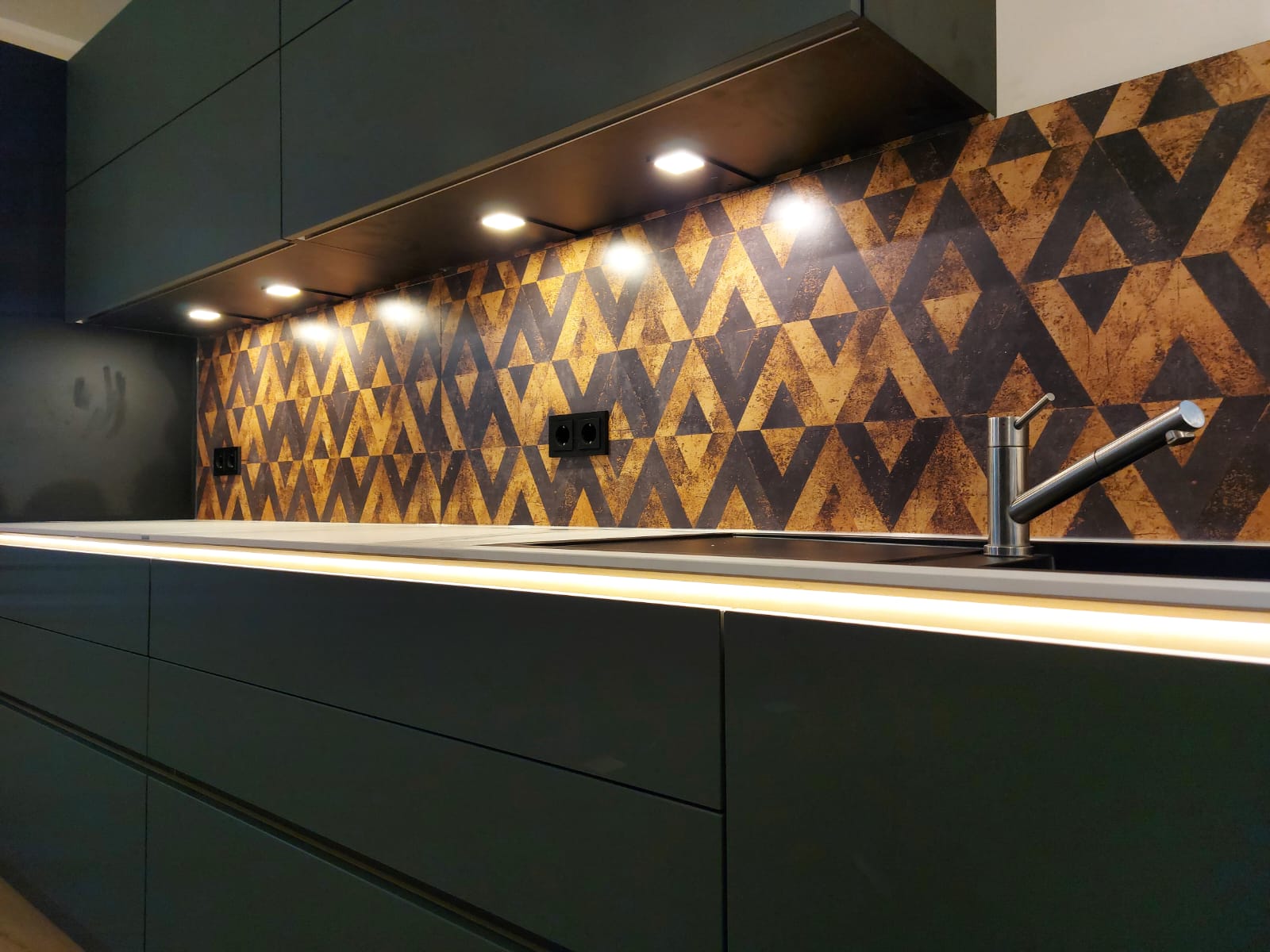 Matt grüne Küchenfronten mit Muster Nischenrückwand Küchenstudio Eppertshausen