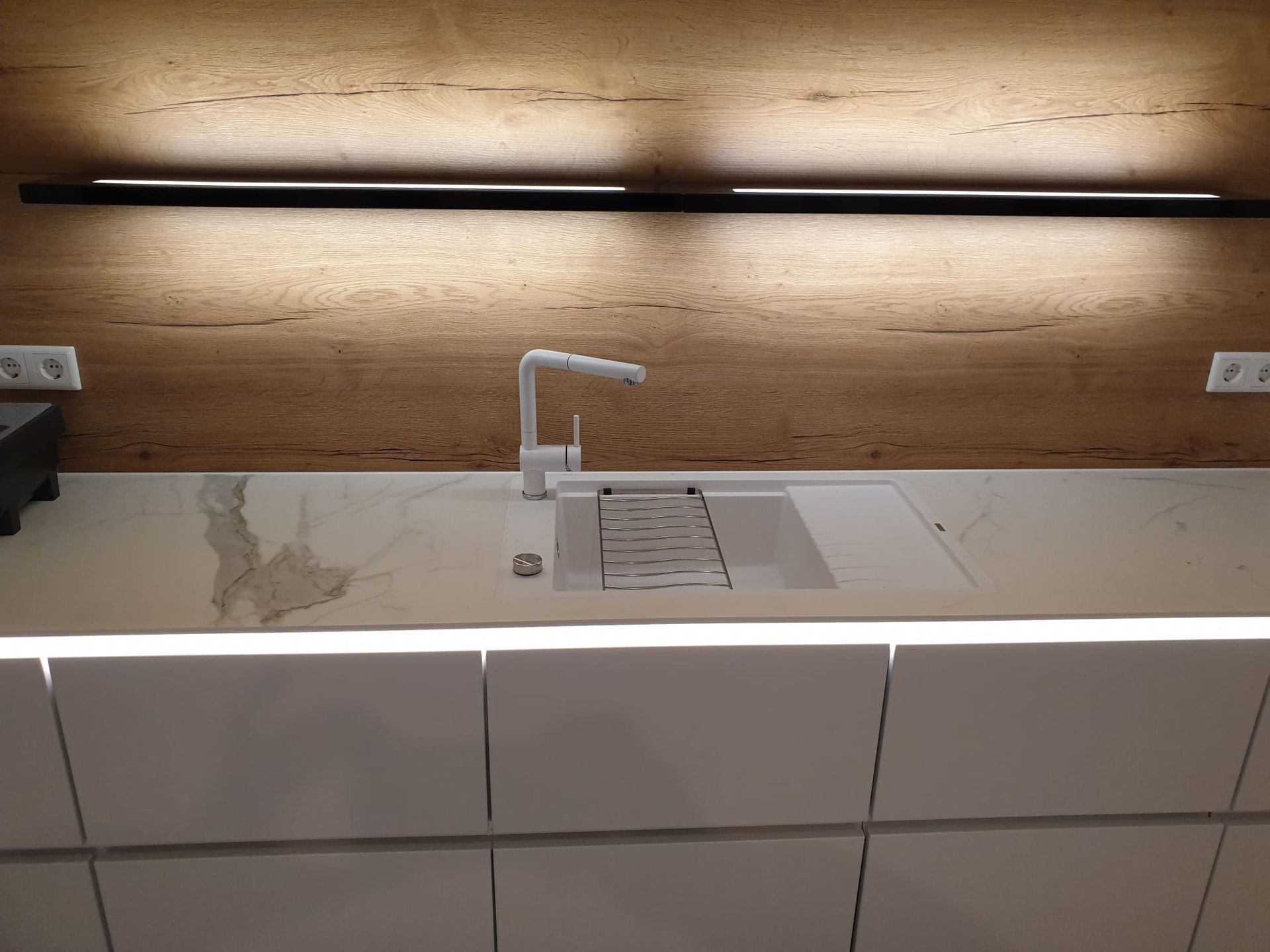 Entdecken Sie die Eleganz und Langlebigkeit einer Einbauküche mit einer Keramik-Arbeitsplatte - die perfekte Kombination aus Stil und Funktionalität