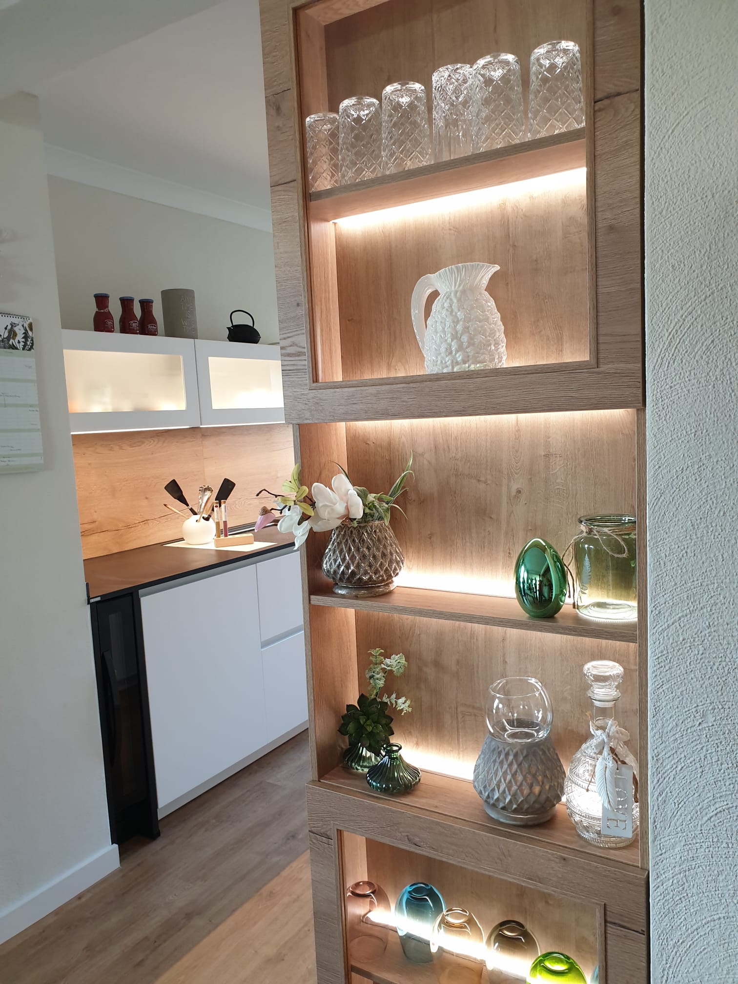 Holzvitrine integriert in der Küche Beleuchtung Regal