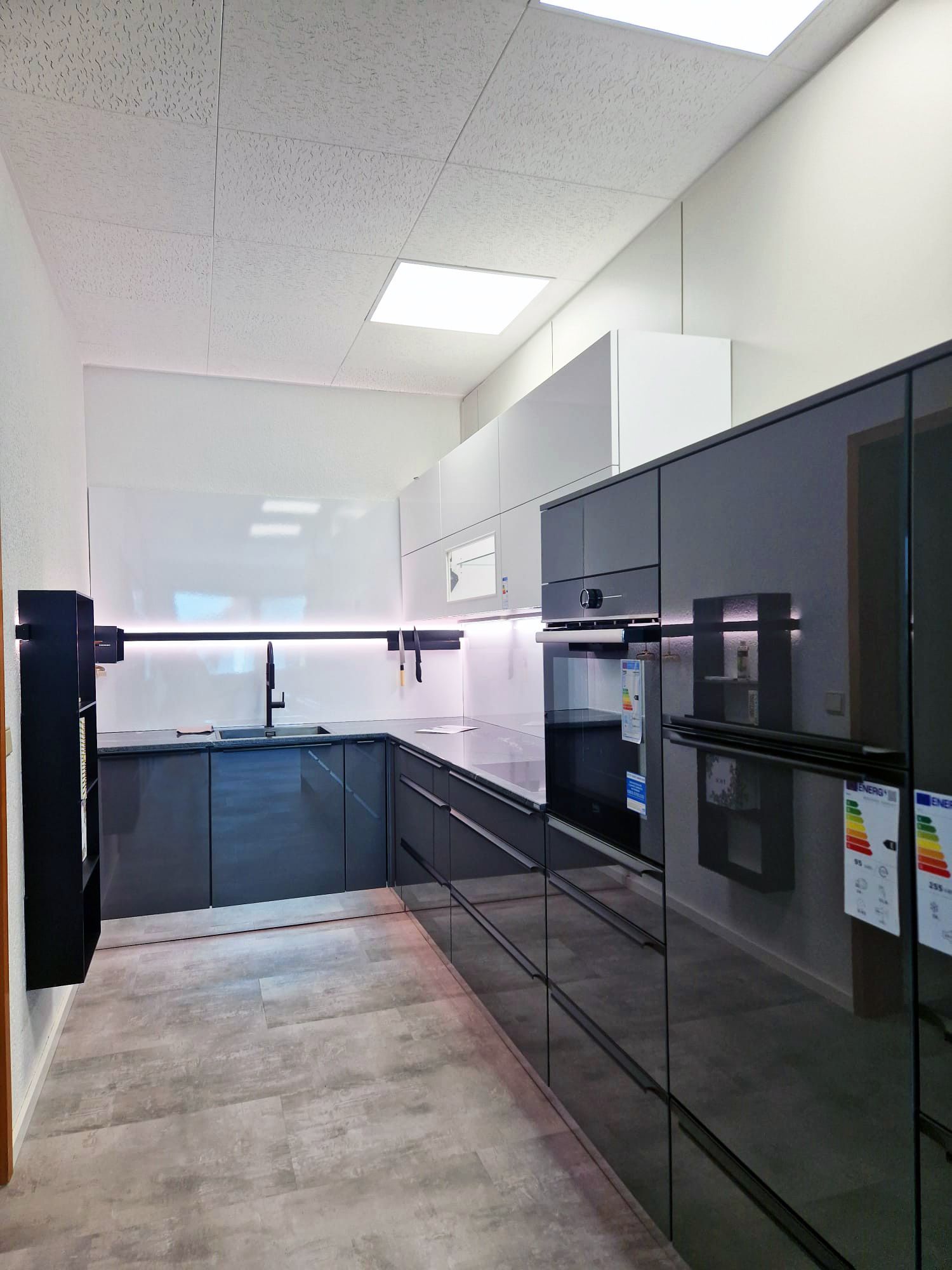 Mit einer Hochglanz-Einbau-Musterküche setzen Sie stilvolle Akzente und schaffen eine zeitgemäße Atmosphäre, die zum Verweilen und Genießen einlädt.