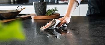 Setzen Sie auf die zeitlose Eleganz einer Natursteinarbeitsplatte. Ihr widerstandsfähiges Material und ihre natürliche Schönheit machen sie zur perfekten Wahl für Ihre Küchengestaltung.