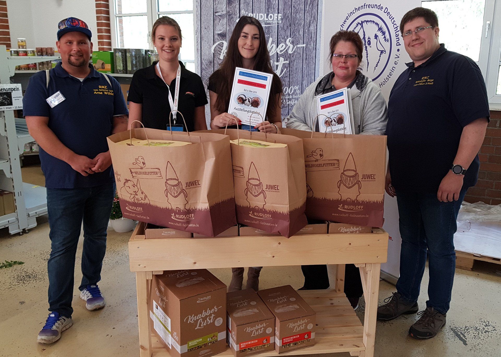 Vertreter von MFD S-H und RUDLOFF mit dem Ausstellungskatalog