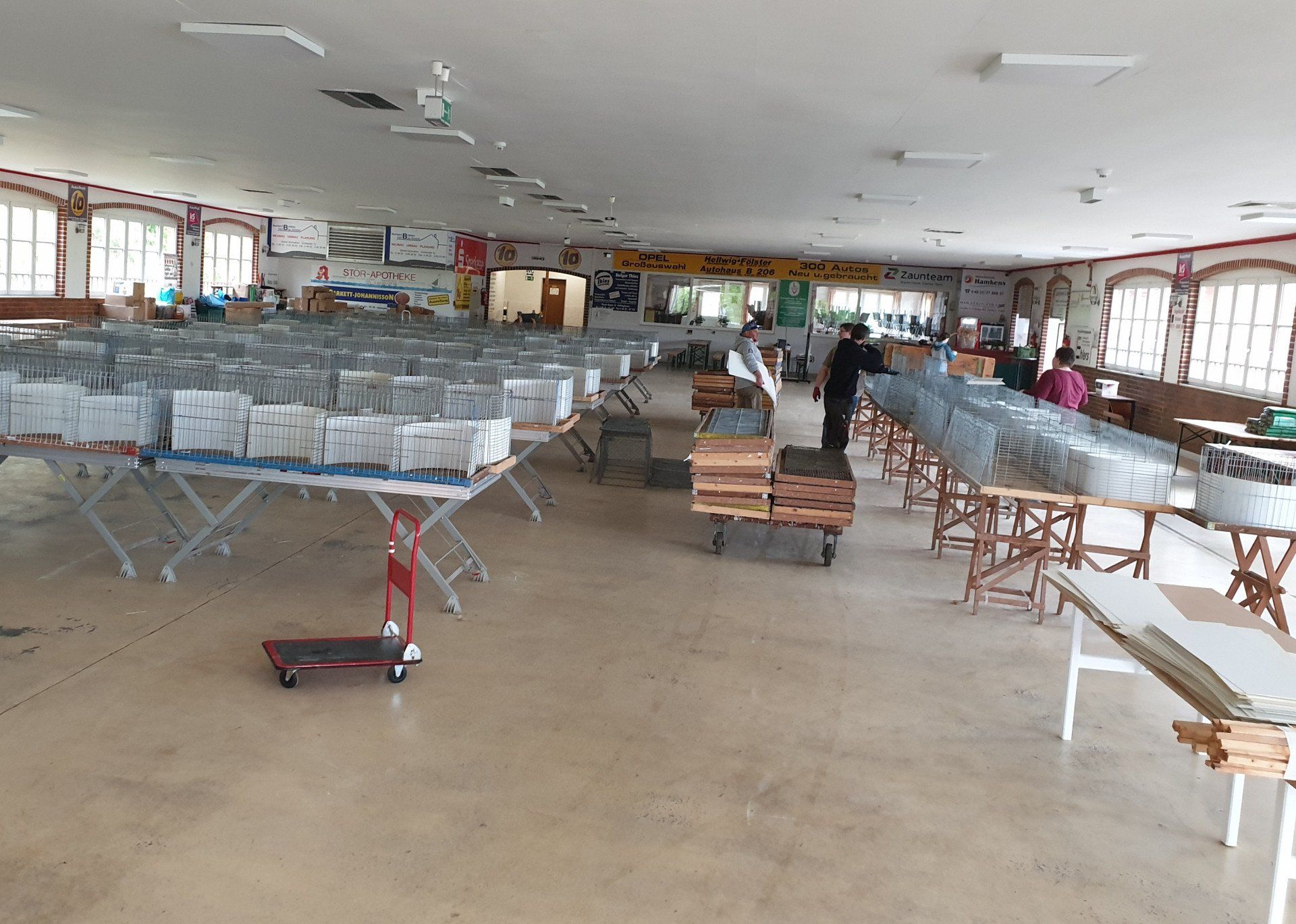 Vertreter von MFD S-H und RUDLOFF mit dem Ausstellungskatalog