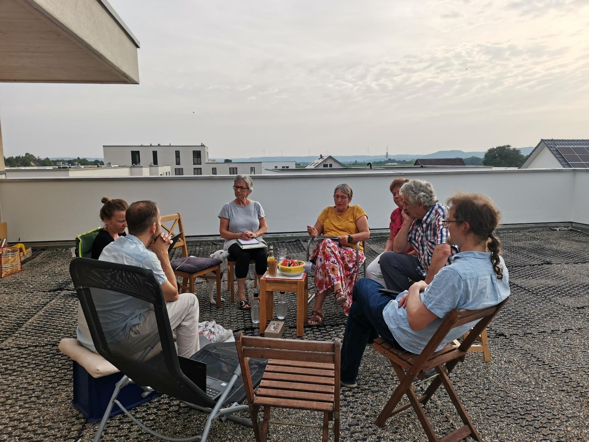 Vier Mitglieder von Trauben & Rosinen unterhalten sich an einem Tisch. Vier Mitglieder von Trauben & Rosinen unterhalten sich an einem Tisch.