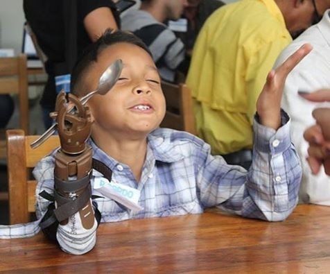 Glücklicher Junge mit Helping Hand