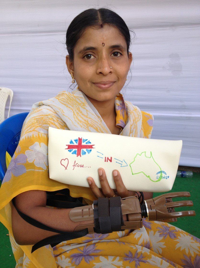 Junge Frau mit Helping Hand