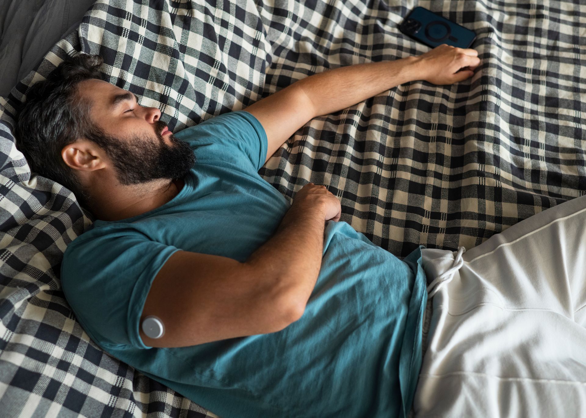 Mann schläft erholt im Bett