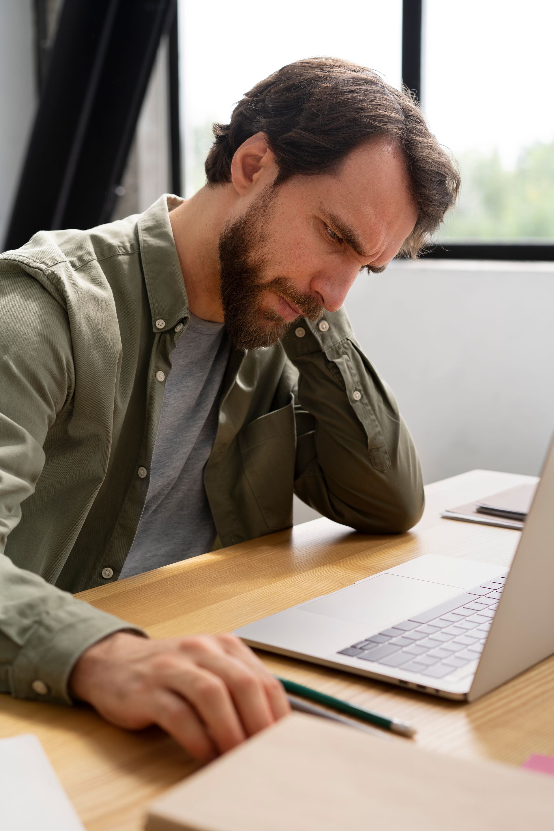 Mann konzentriert sich intensiv