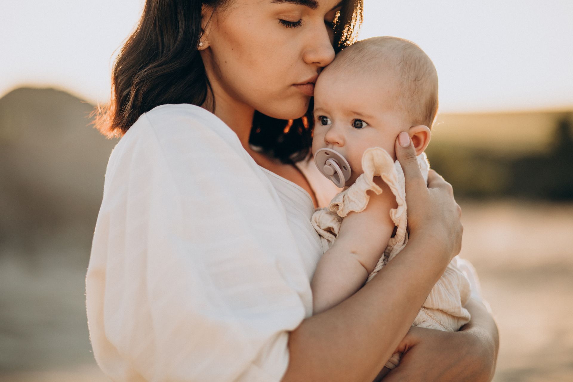 Eine Mutter hält ein Baby im Arm