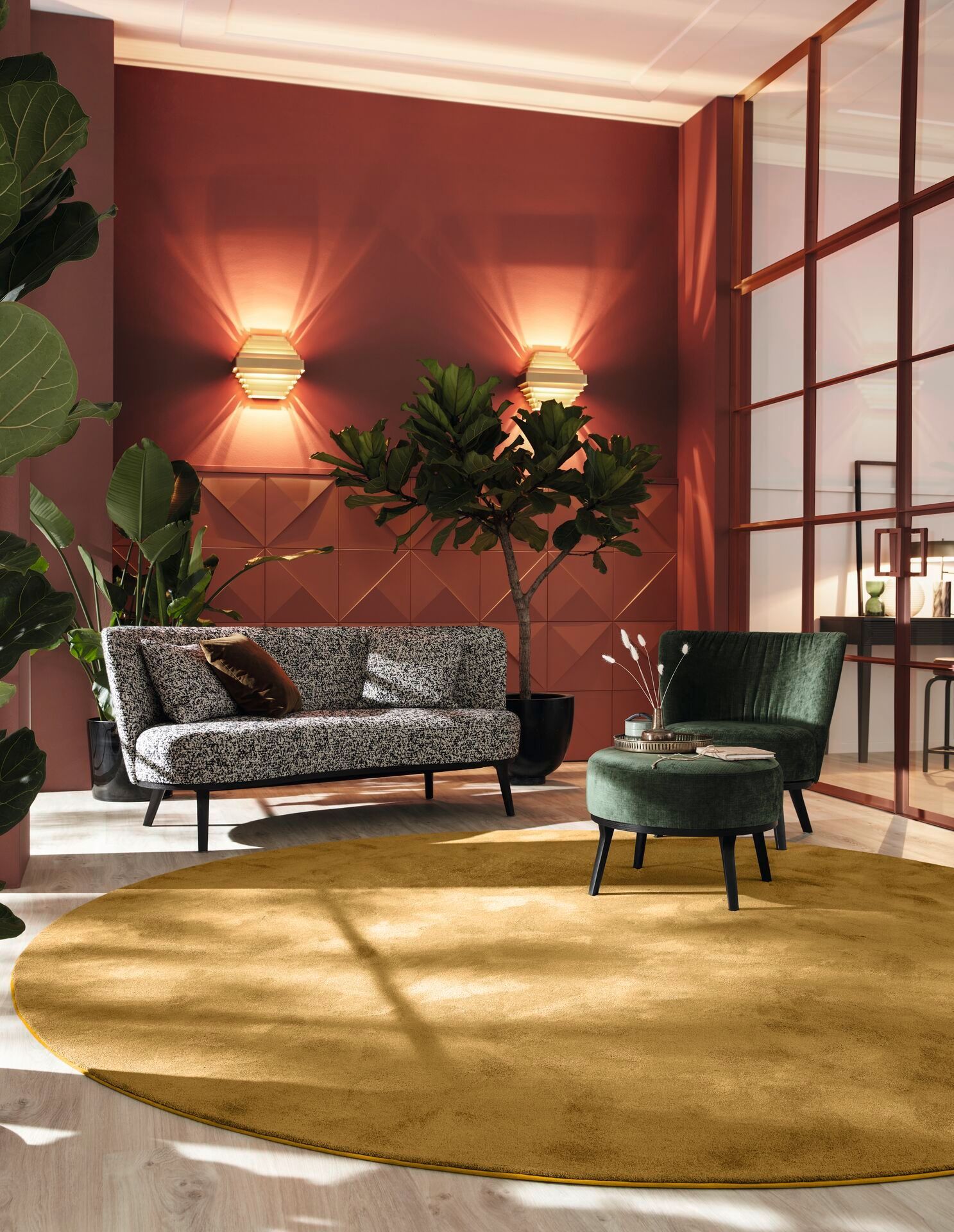 Stilvoller Teppichboden in modernem Wohnzimmer mit Samtmöbeln und Pflanzen.
