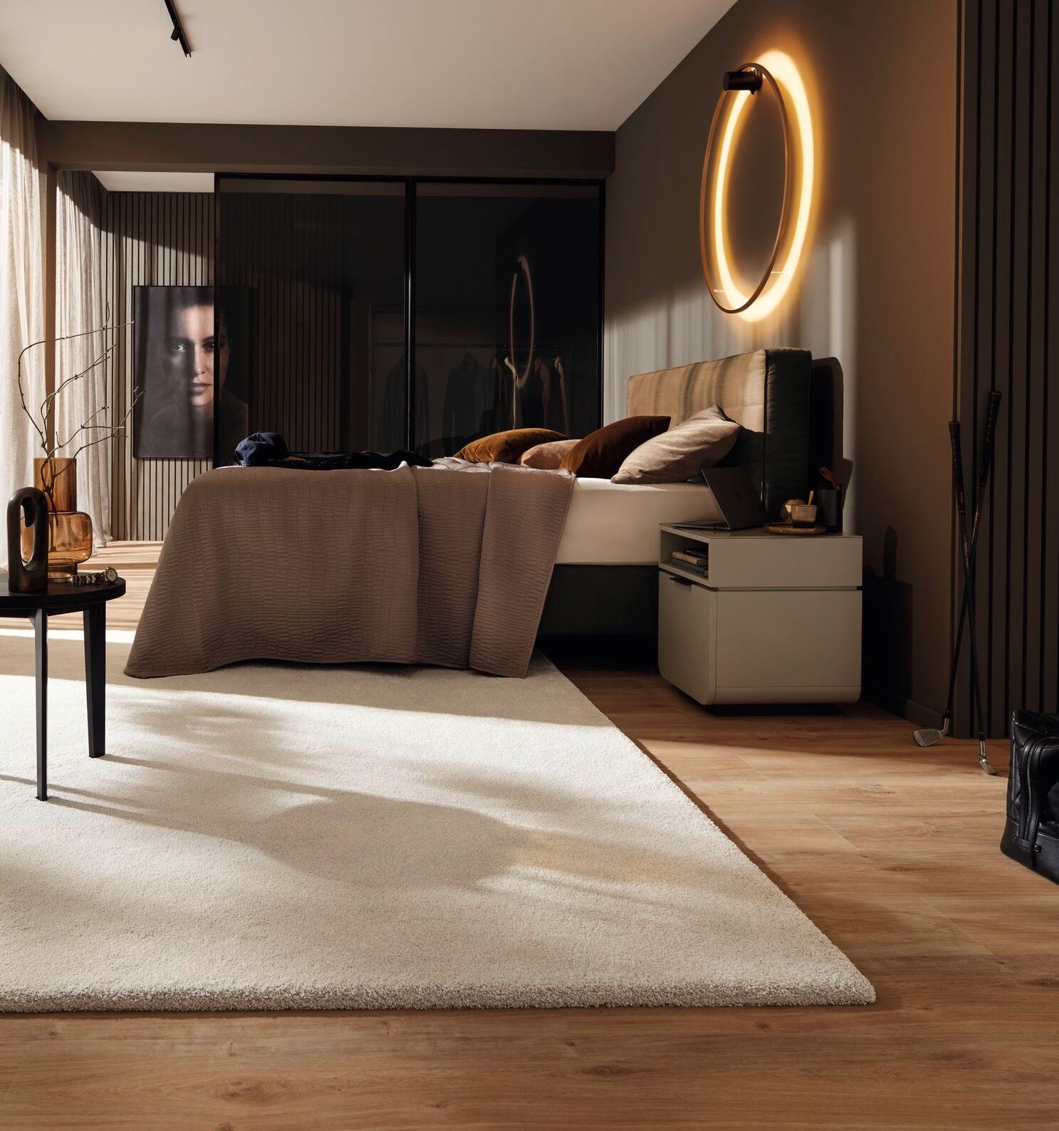 Luxuriöses Schlafzimmer mit hellem Teppichboden – dezente Eleganz und moderner Einrichtungsstil.