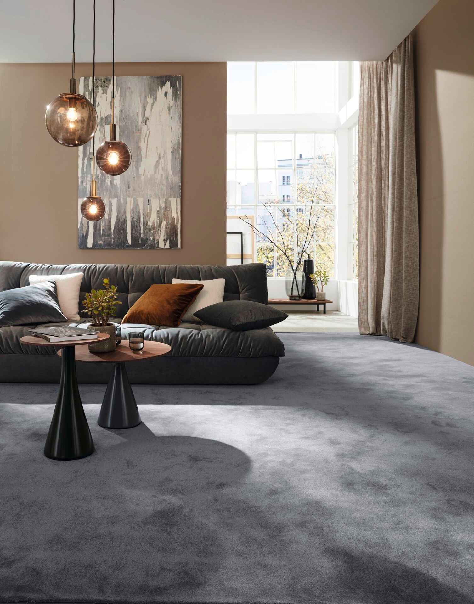 Grauer Teppichboden in elegantem Wohnzimmer mit Sofa, Holztisch und stilvoller Dekoration.