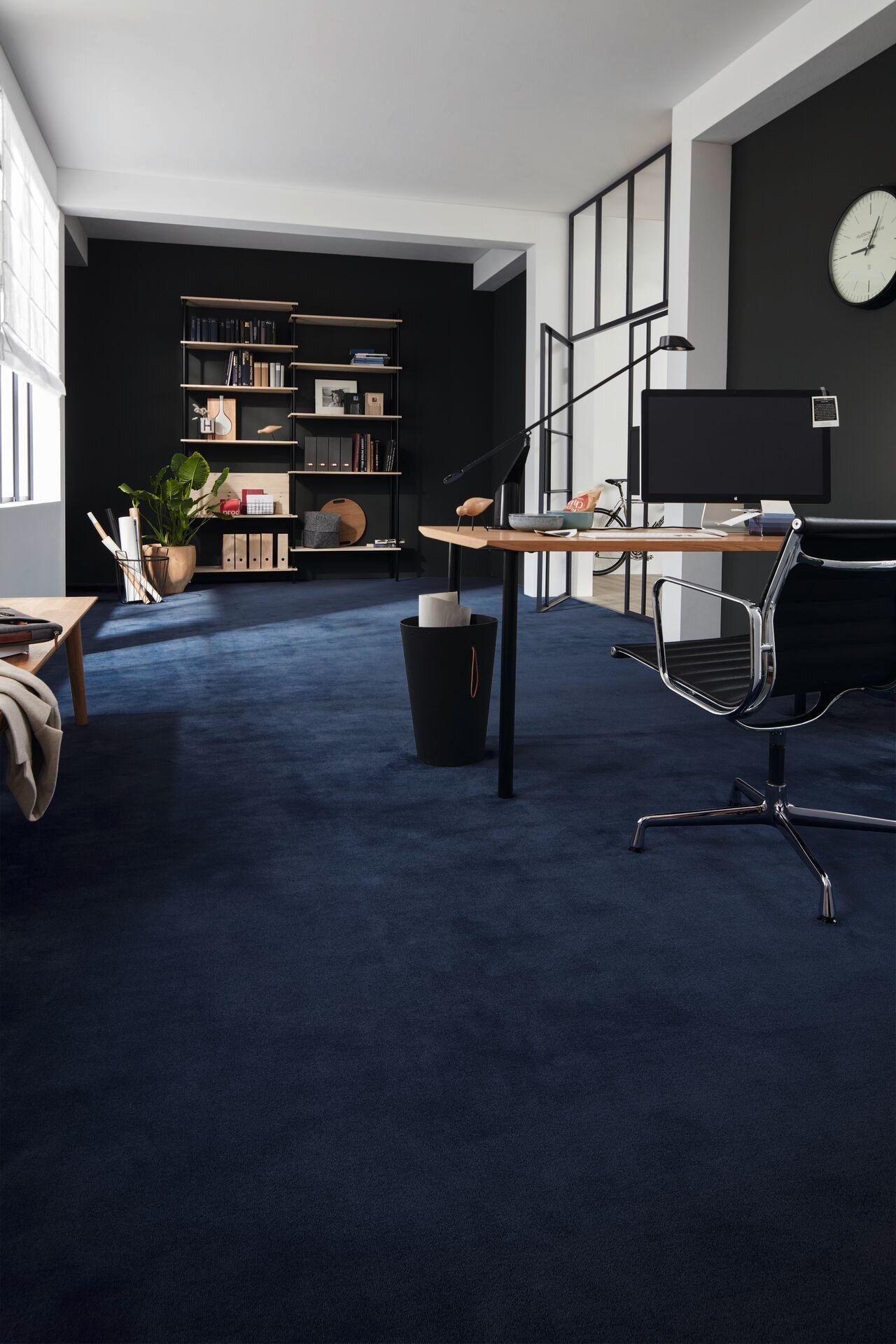 Tiefblauer Teppichboden im Homeoffice – stilvolles Design trifft ruhige Konzentrationsatmosphäre.