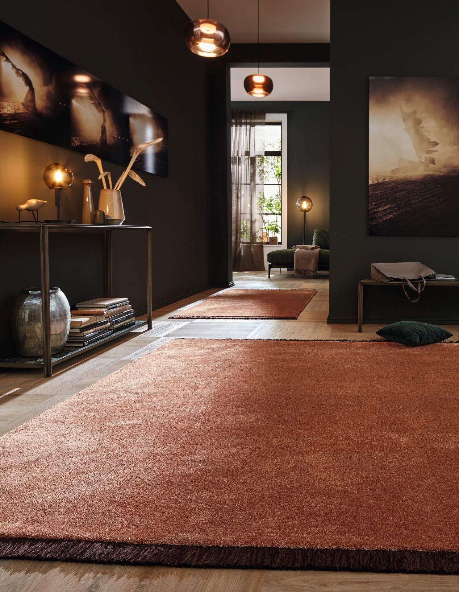 Kupferfarbener Teppichboden im Flur mit stimmungsvollem Licht – ideal für stilvolle Eingangsbereiche.