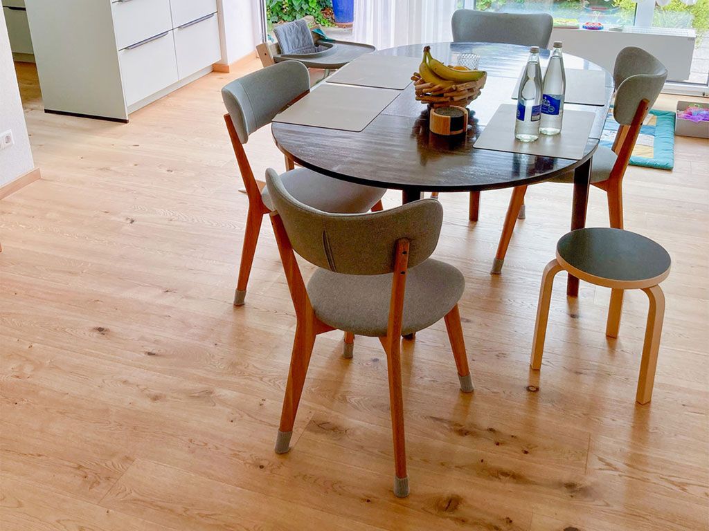 Modernes Wohnzimmer mit nahtlos verlegten Landhausdielen.