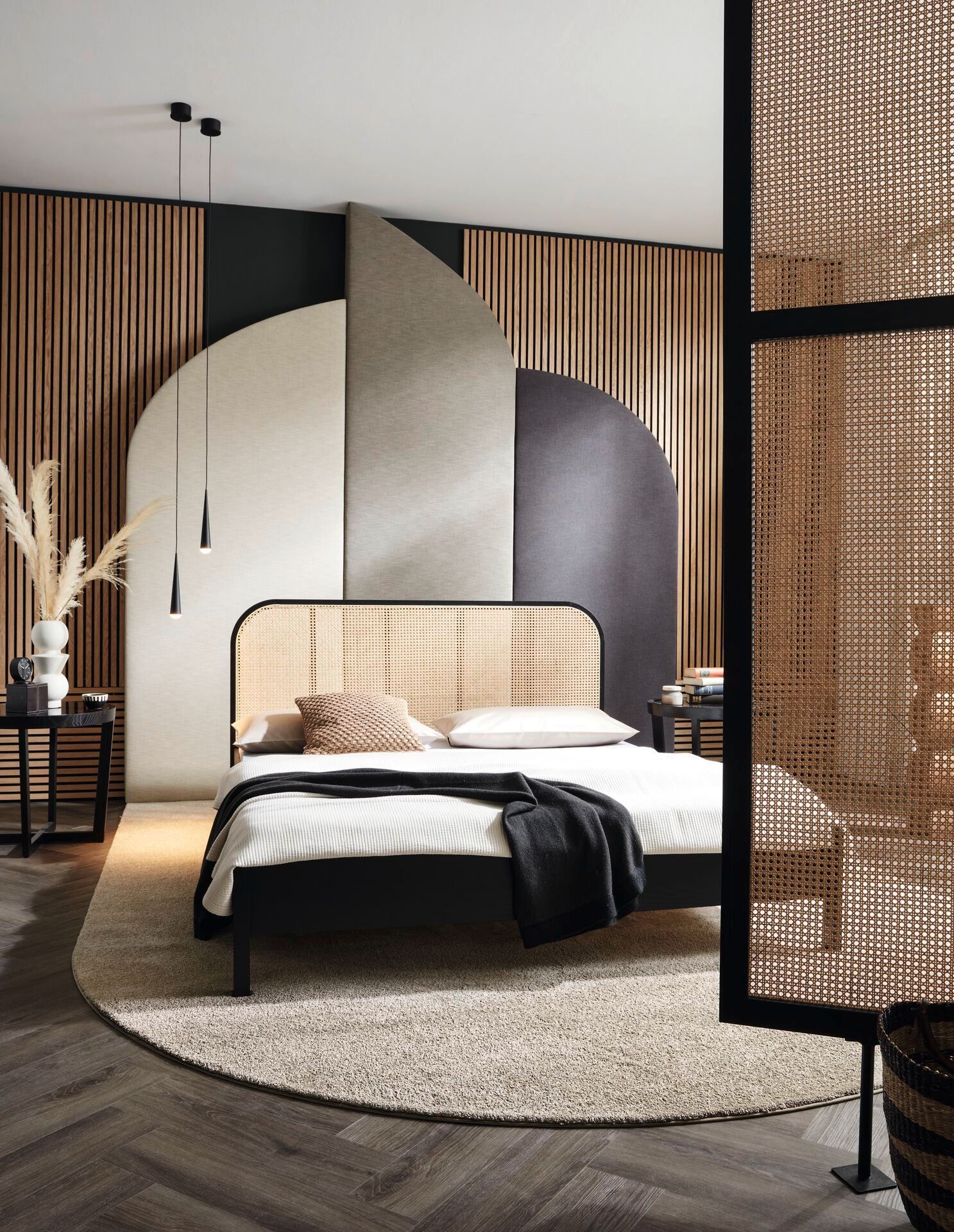 Schlafzimmer mit Teppichboden in ruhigen Naturtönen – modernes Design trifft Gemütlichkeit.