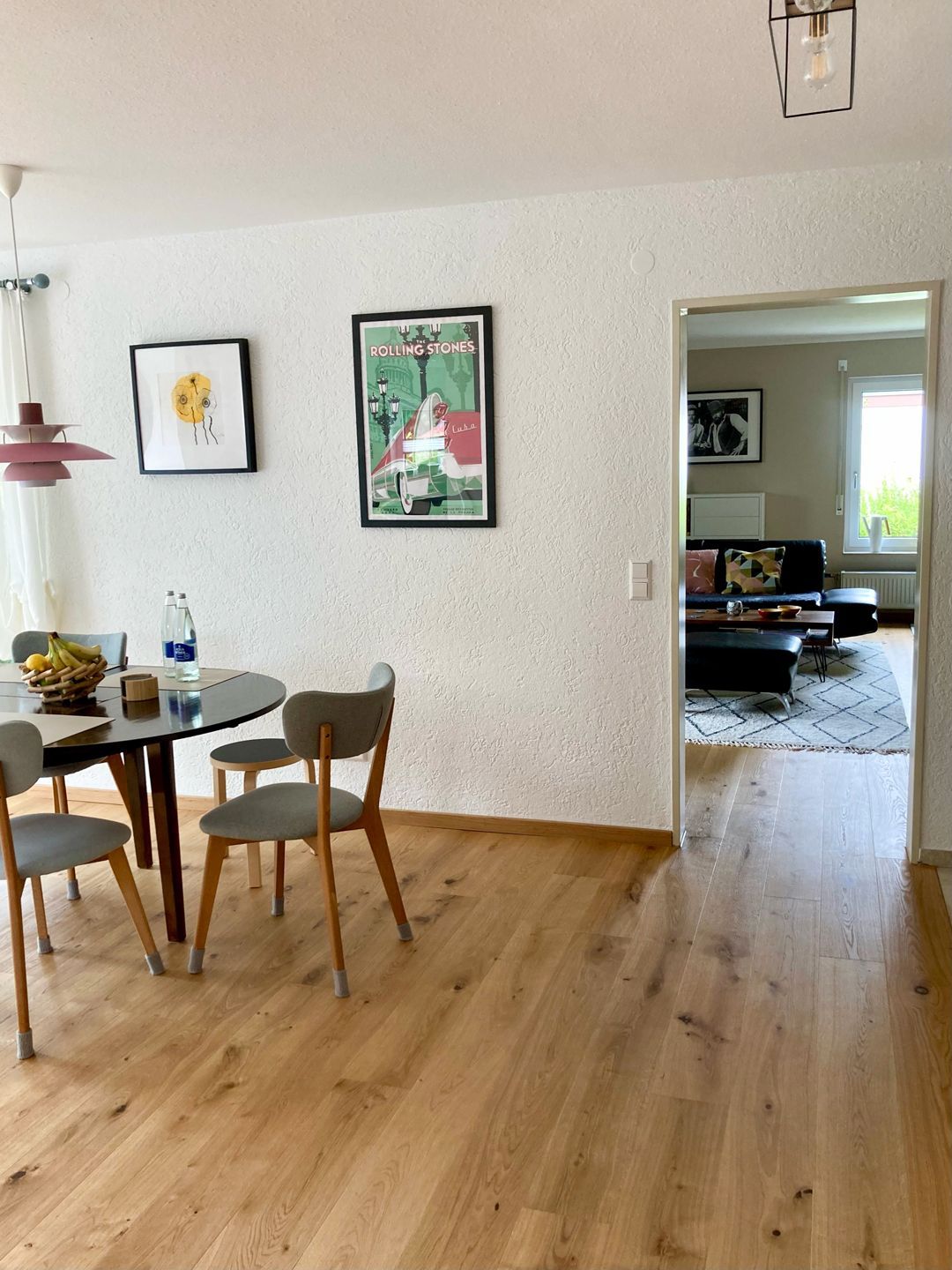 Überblick des Wohn- und Essbereich mit nahtlos verlegten Landhausdielen.