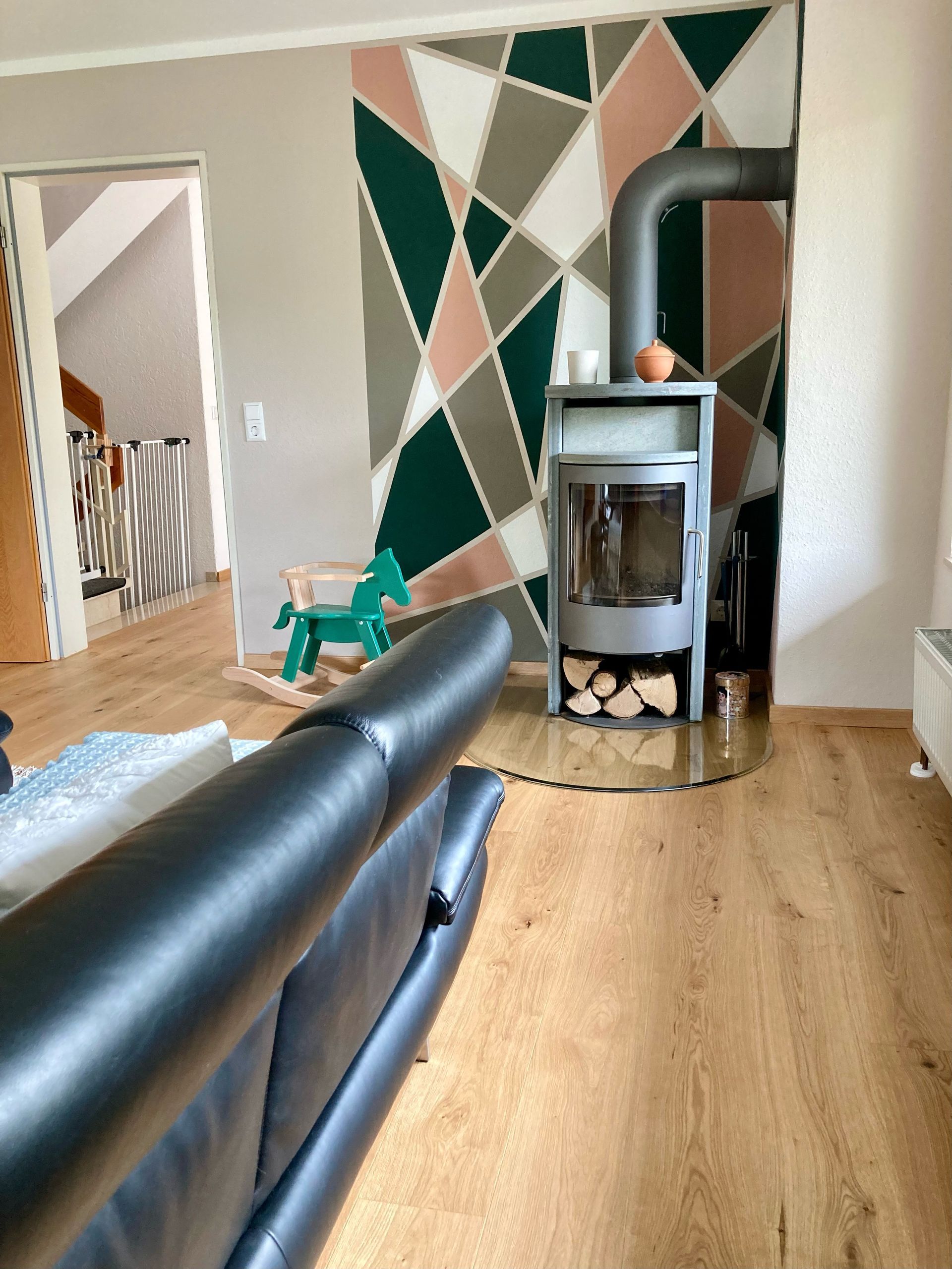 Wohnzimmer mit nahtlos verlegten Landhausdielen vor Ofen.