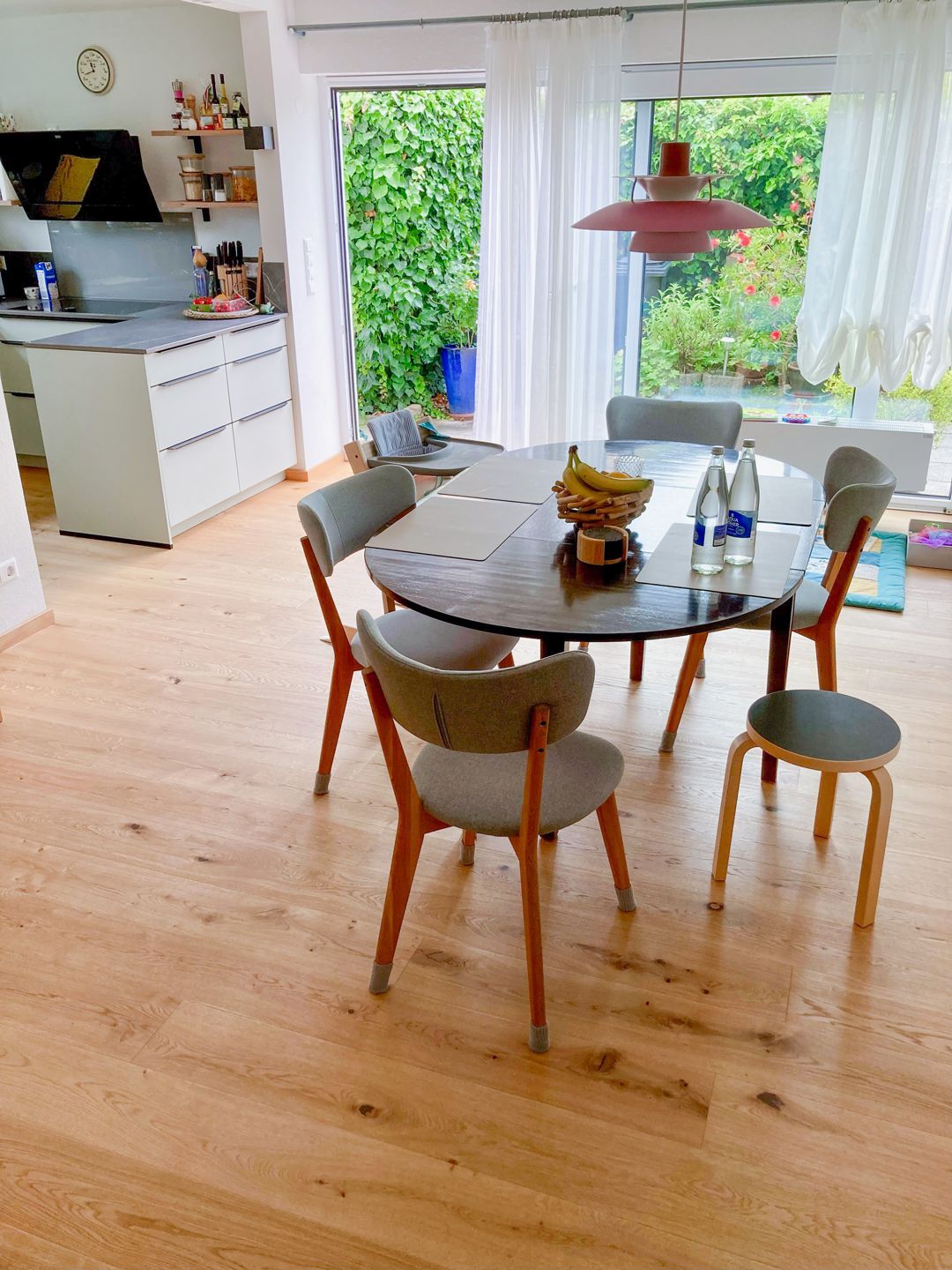 Modernes Wohnzimmer mit nahtlos verlegten Landhausdielen.