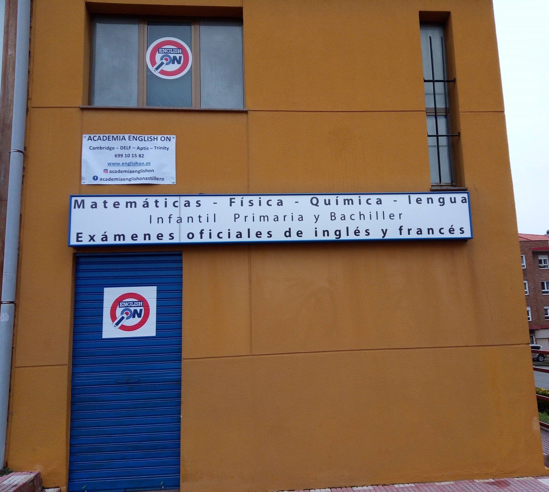 Fachad de la academia English-On en Calle La Industria, Astillero