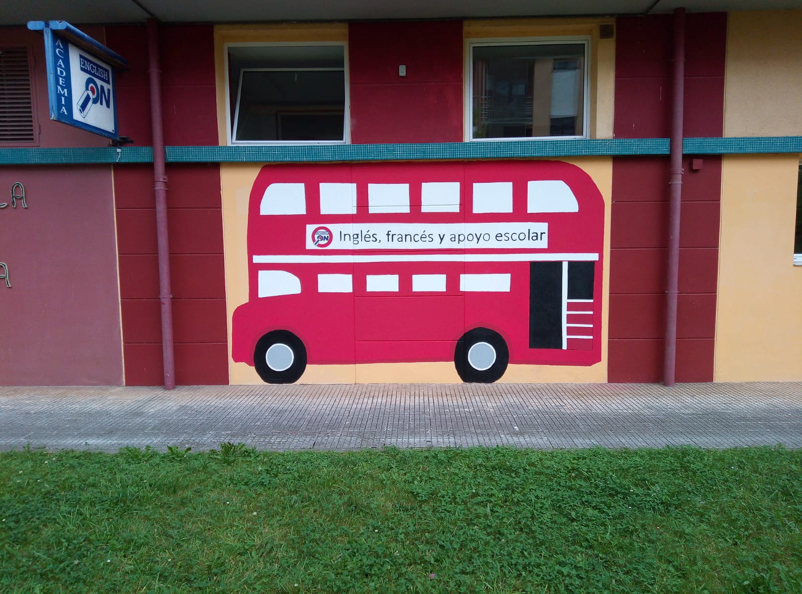 Autobus pintado en la academia englishon-la-cantabrica
