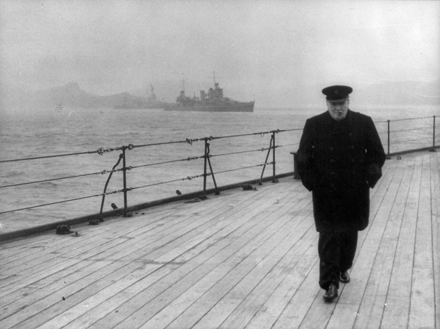 Winston Chruchill caminando por la cubierta de un buque de guerra