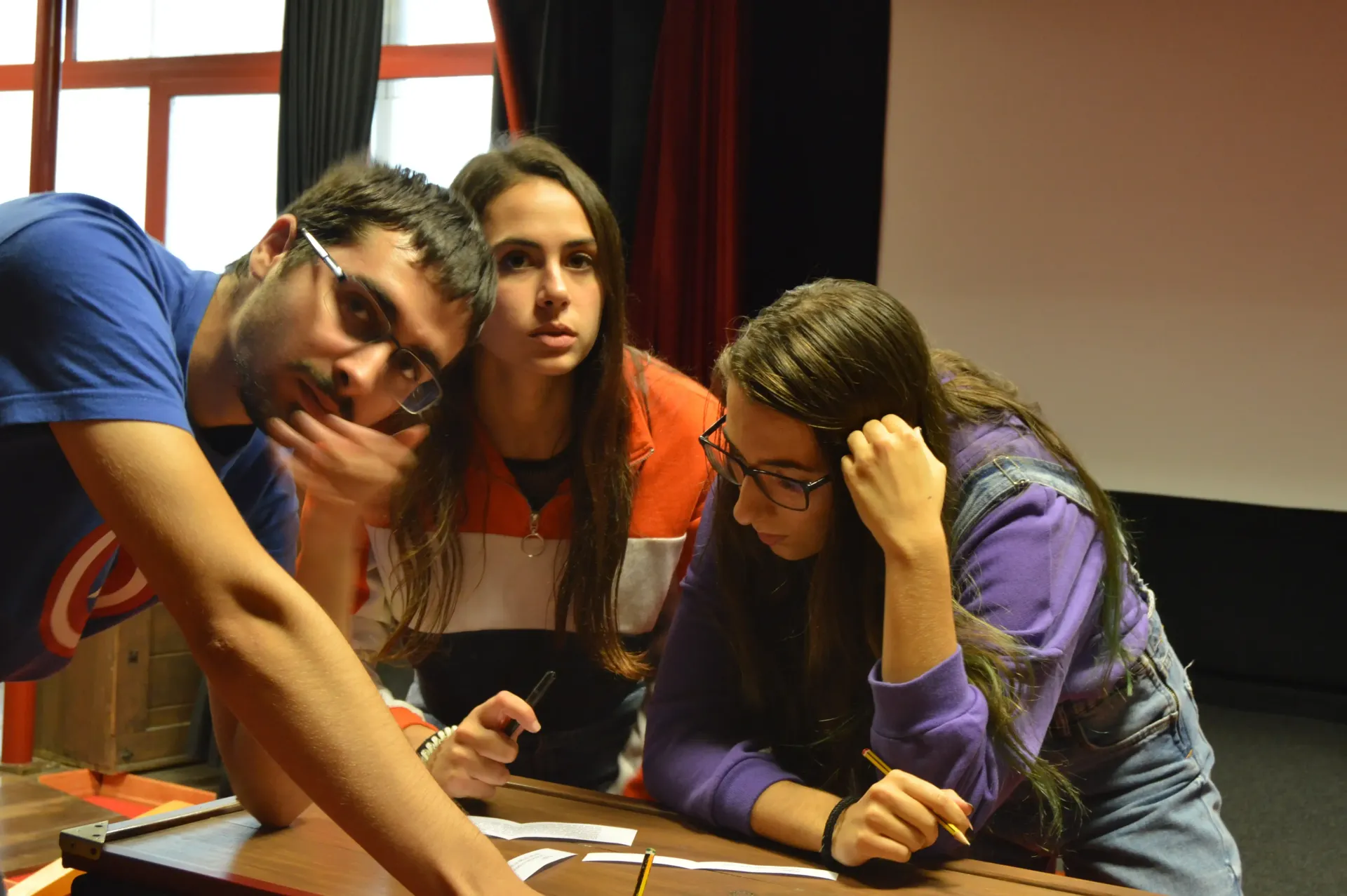 Estudiantes pensando en un juego Treasure Hunt en el Club de los Viernes