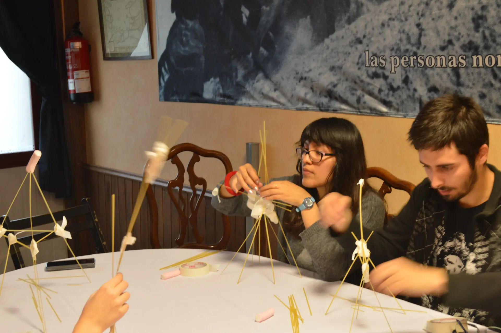 Chica construyendo una torre de espagueti