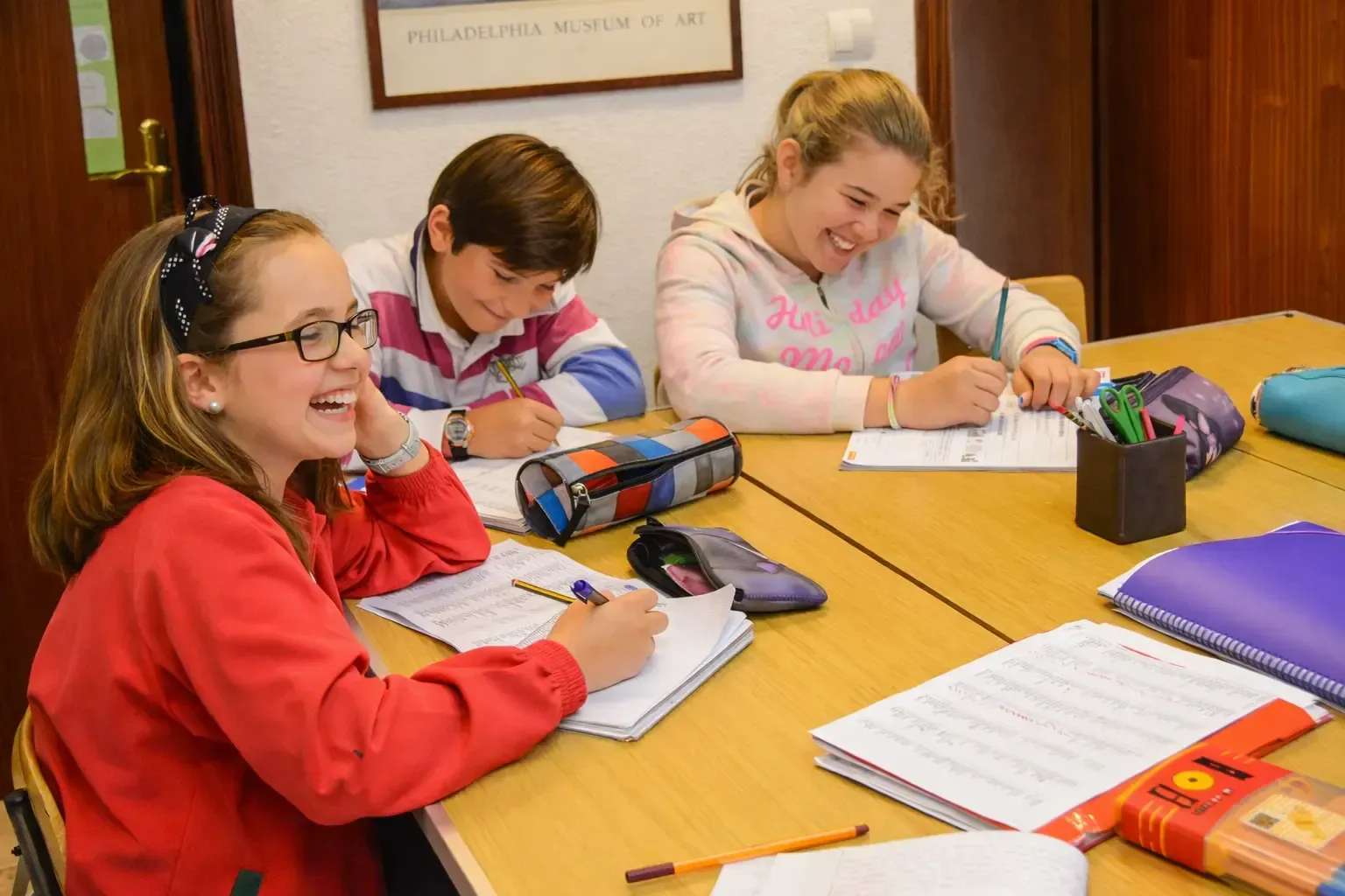 Niños riendo en una clase de inglés de la academia EnglishOn