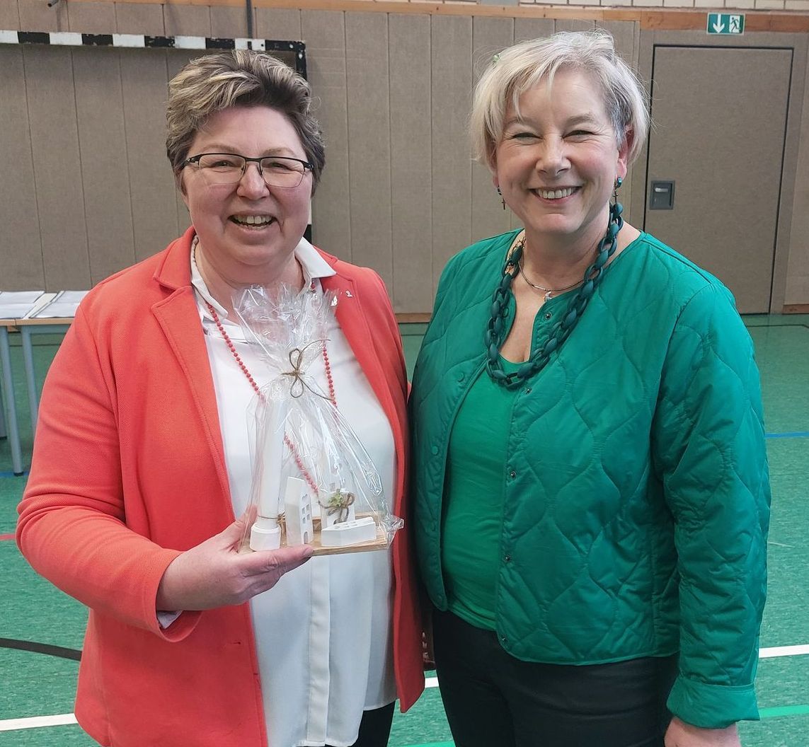 Zum Hauptthema dieser Personalversammlung begrüsste die PR Vorsitzende Sabine Siegelin (rechts) die Referentin Silke Schür (links), die ausführlich unter dem Thema