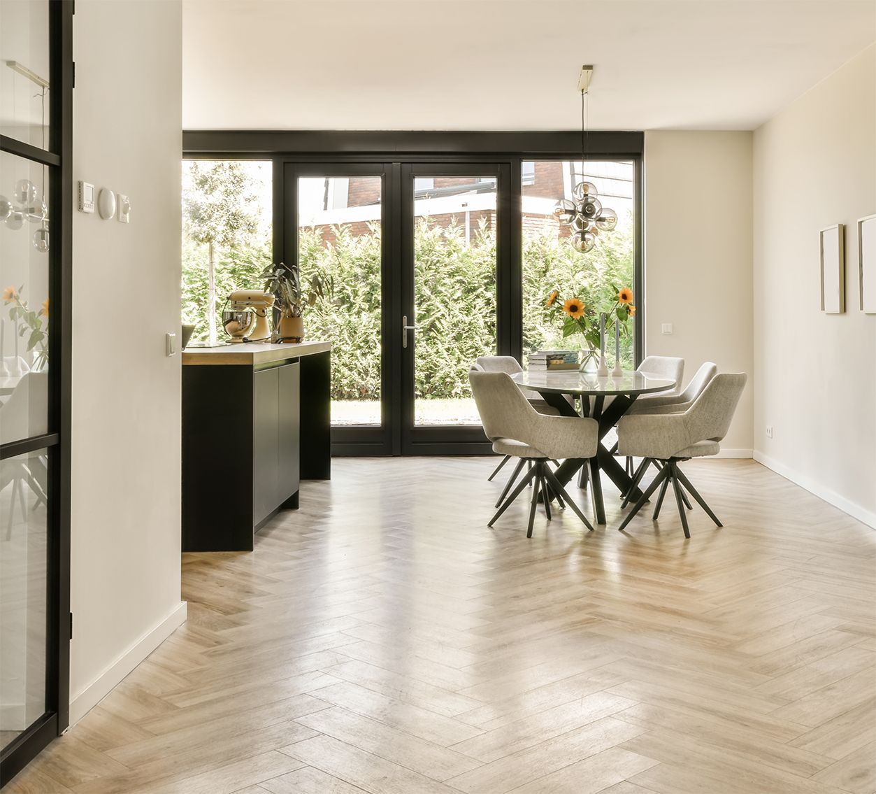 Die ESWA Fußbodenheizung sorgt für angenehme, gleichmäßige Wärme von unten und schafft ein behagliches Raumklima. Ideal für Neubauten und Renovierungen.