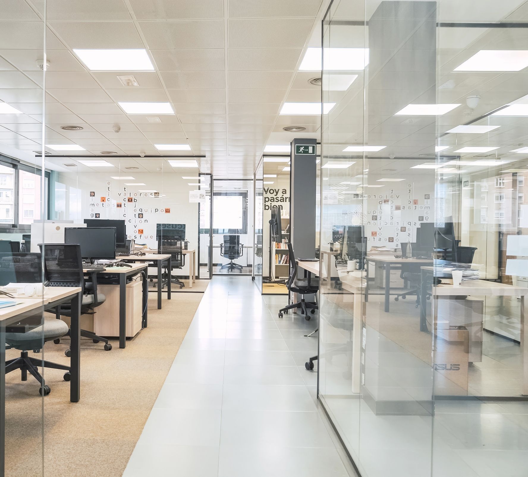 Die ESWA Rasterdeckenheizung sorgt für gleichmäßige Strahlungswärme und lässt sich ideal in bestehende Rasterdecken integrieren.