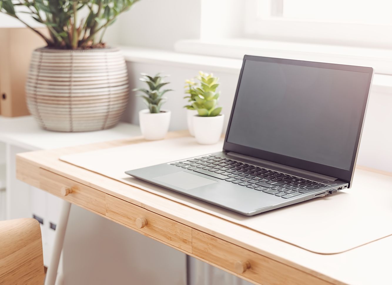 Die ESWA Schreibtischheizung sorgt für wohltuende Wärme am Arbeitsplatz und steigert den Komfort während der Arbeit. Kompakt und effizient.