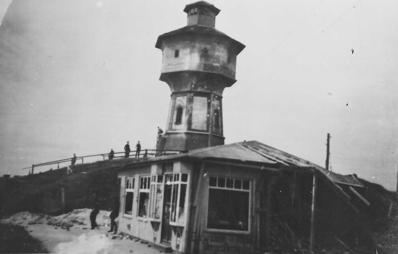 Wasserturm nach dem Bombenabwurf 1940