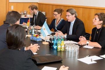 Konferenzdolmetscher Berlin - Spanisch & Ungarisch Konferenzdolmetscher Berlin - Spanisch & Ungarisch