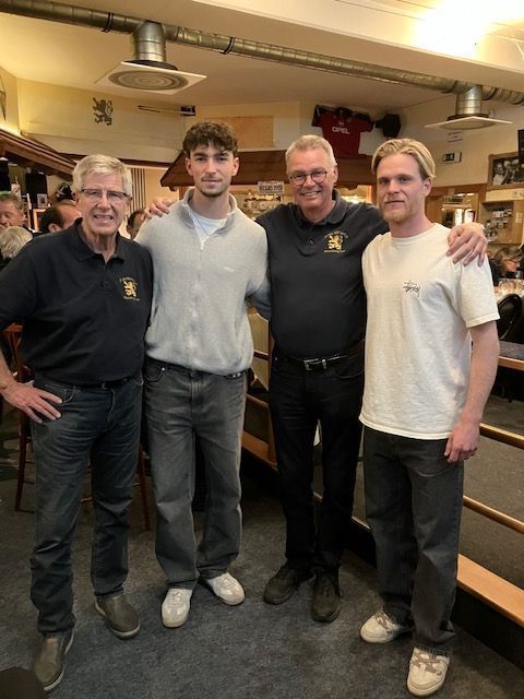Moritz Bangerter und Thore Jacobsen mit den Vorständen Richard Blum und Herbert Pasta.