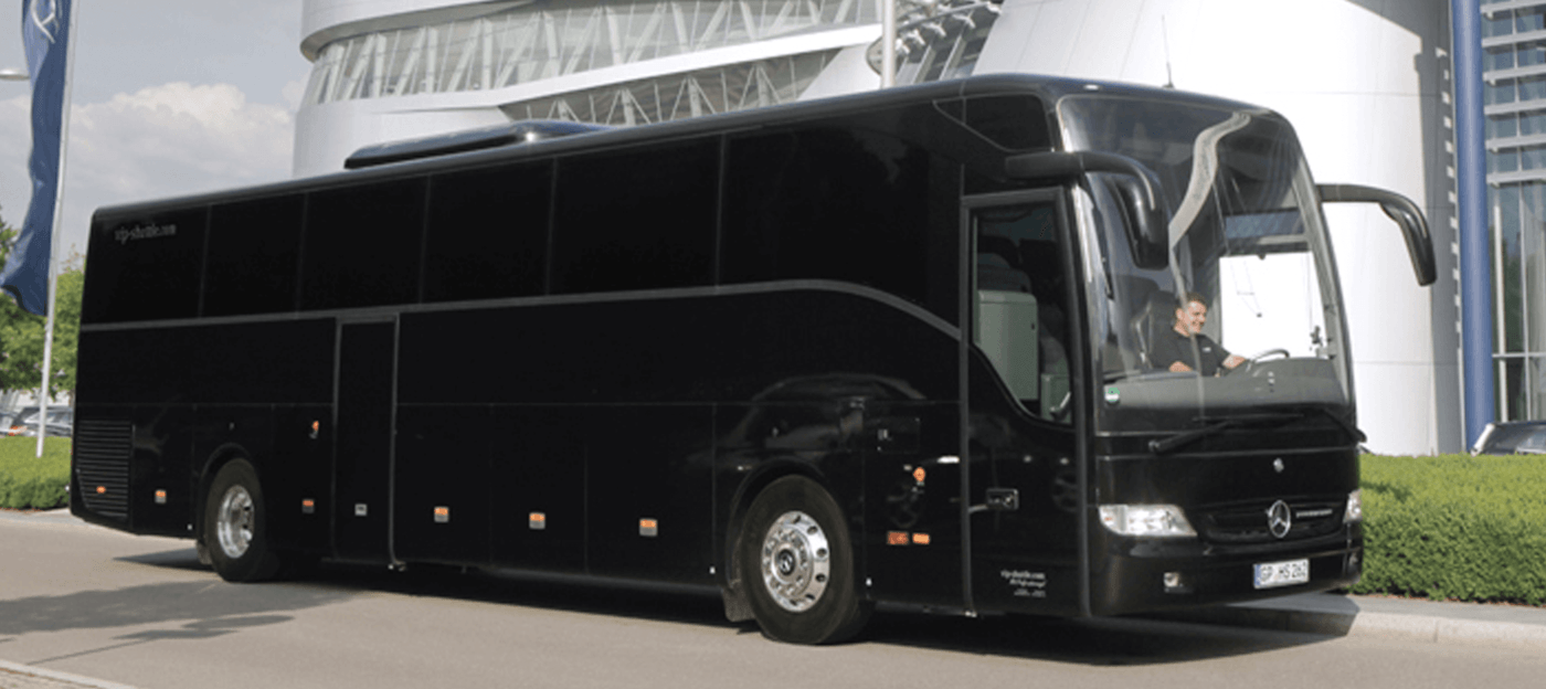 Moderne Touring- und Reisebusse unserer Partner ergänzen unsere Flotte im Limousinen- und Chauffeurservice. Wir können Ihnen unterschiedlichste Busgrößen zur Verfügung stellen und damit auch größere Gruppen bequem an Ihr Ziel bringen. Somit bekommen Sie alle Fahrdienste aus einer Hand.