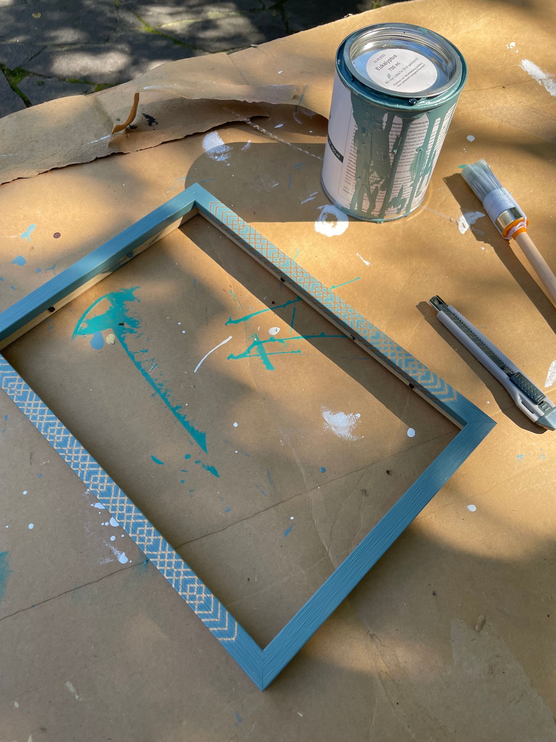 Upcycling DIY Bilderrahmen mit Farbe und Pinsel