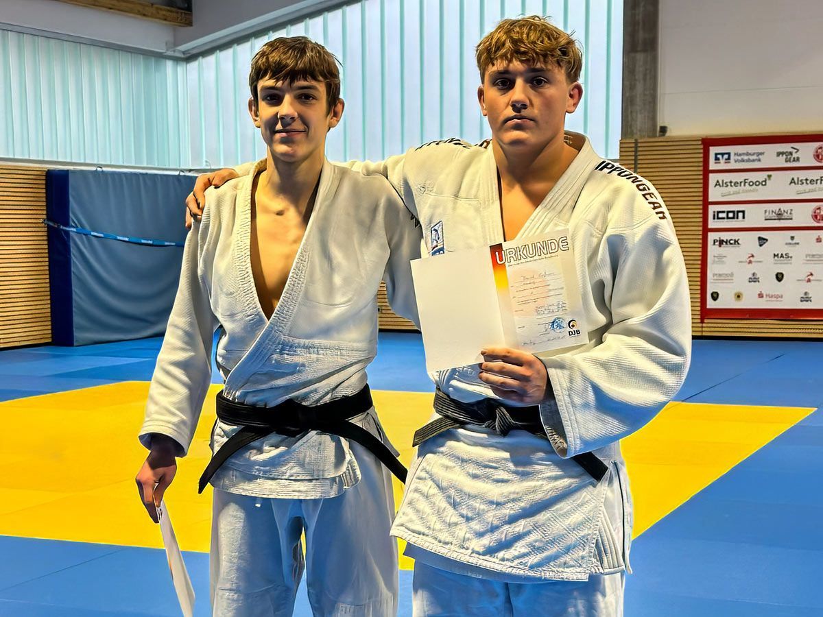 Christian Wiens und David Goßmann von der JGS bestanden die Prüfung zum 1. Dan