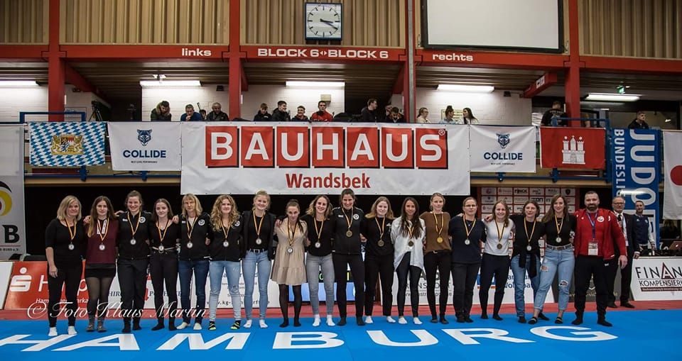 Siegerehrung vom Frauen 2. Bundesliga-Team der JG Sachsenwald