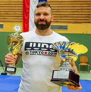 Trainer Florian mit den Liga-Pokalen von 2019