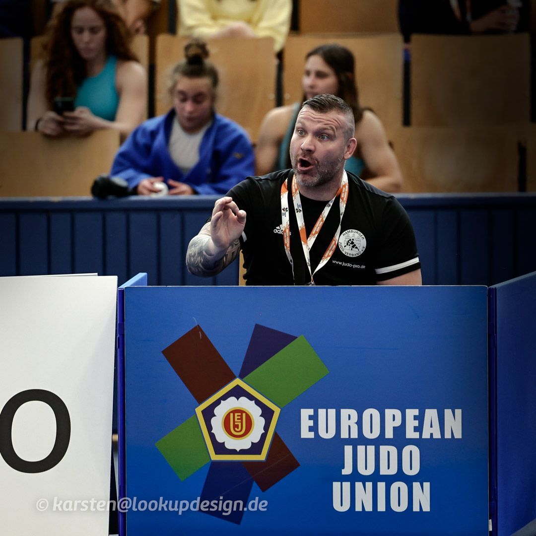 Florian Hahn unterstützt die U18 Männer vor und auf der Judo-Europameisterschaft 2024.
