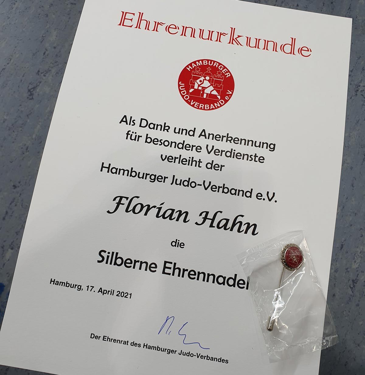 Silberne Ehrennadel für Florian Hahn
