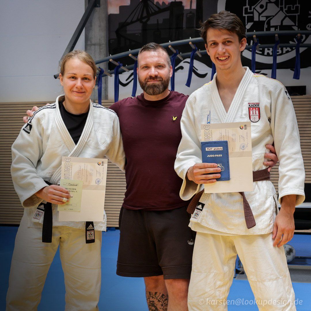 2. Dan für Celine Becker und 1.Dan für Piet Noack. Hier mit Trainer Florian Hahn