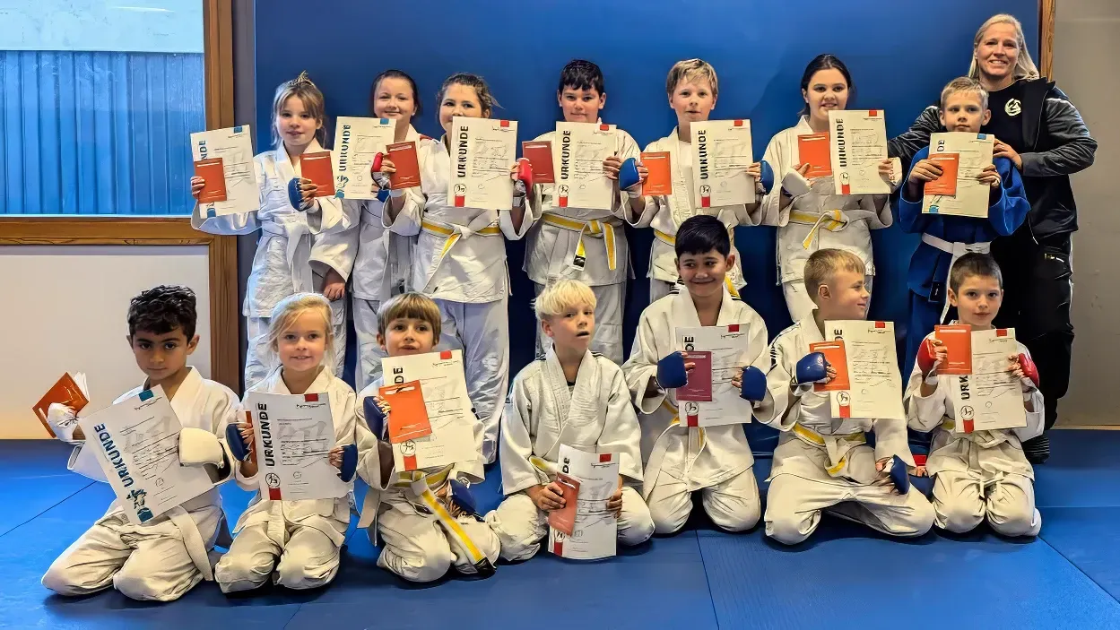 Erfolgreiche Gürtelprüfung bei den JGS Ju-Jutsu Kids.