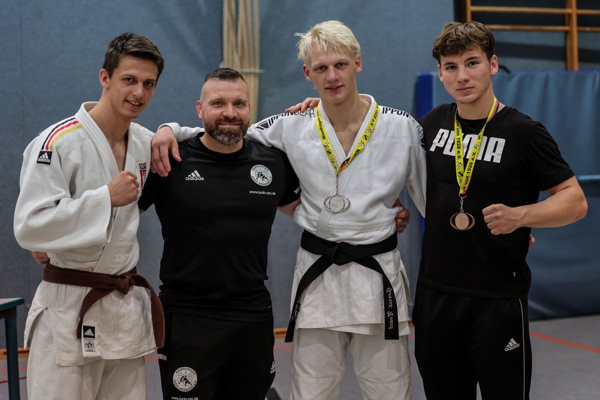 Piet Noack, Trainer Florian Hahn, Gerrit Noack und Maxim Derlein Gerrit Noack und Maxim Derlein erkämpfen sich das Ticket für die Deutschen U21 Meisterschaften im Judo