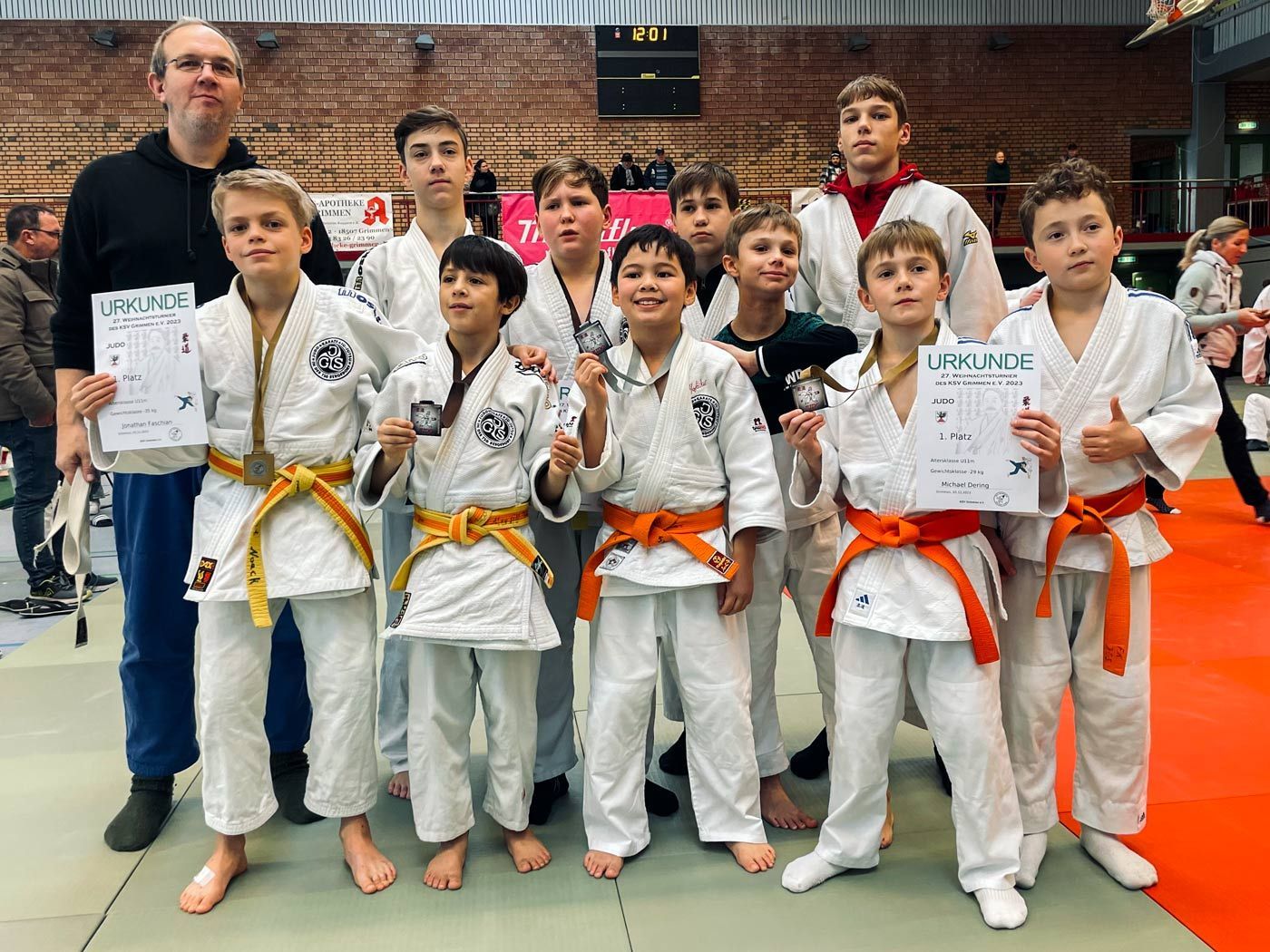 Trainer Siggi Urschel mit dem erfolgreichen JGS-Team beim Weihnachtsturnier in Grimmen 2023