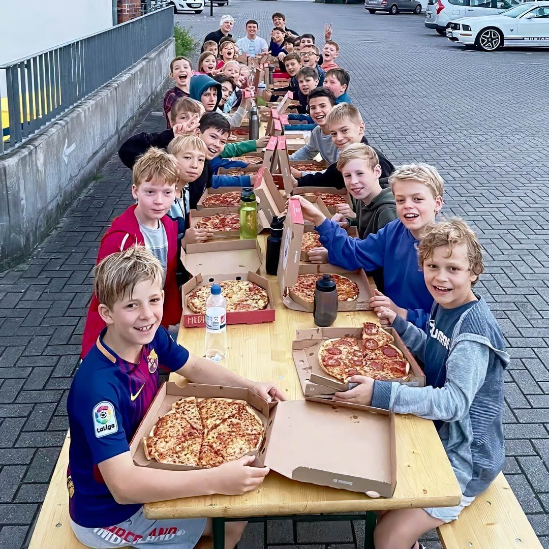 Gemeis´nsames Pizza essen beim JGS Übernachtungslehrgang