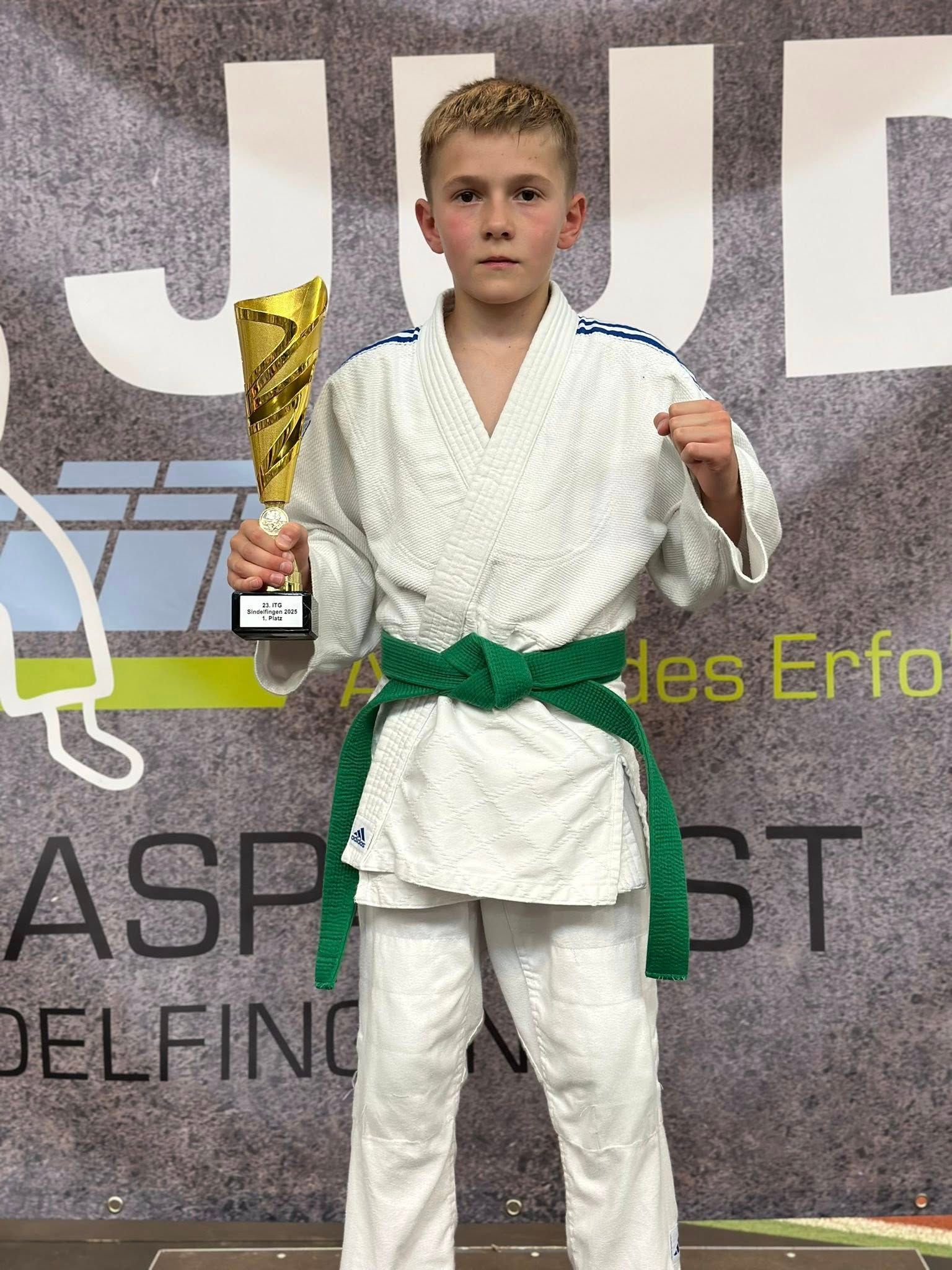 Michael Dering holt den Pokal beim ITG Glaspalst-Turnier in Sindelfingen 2025!